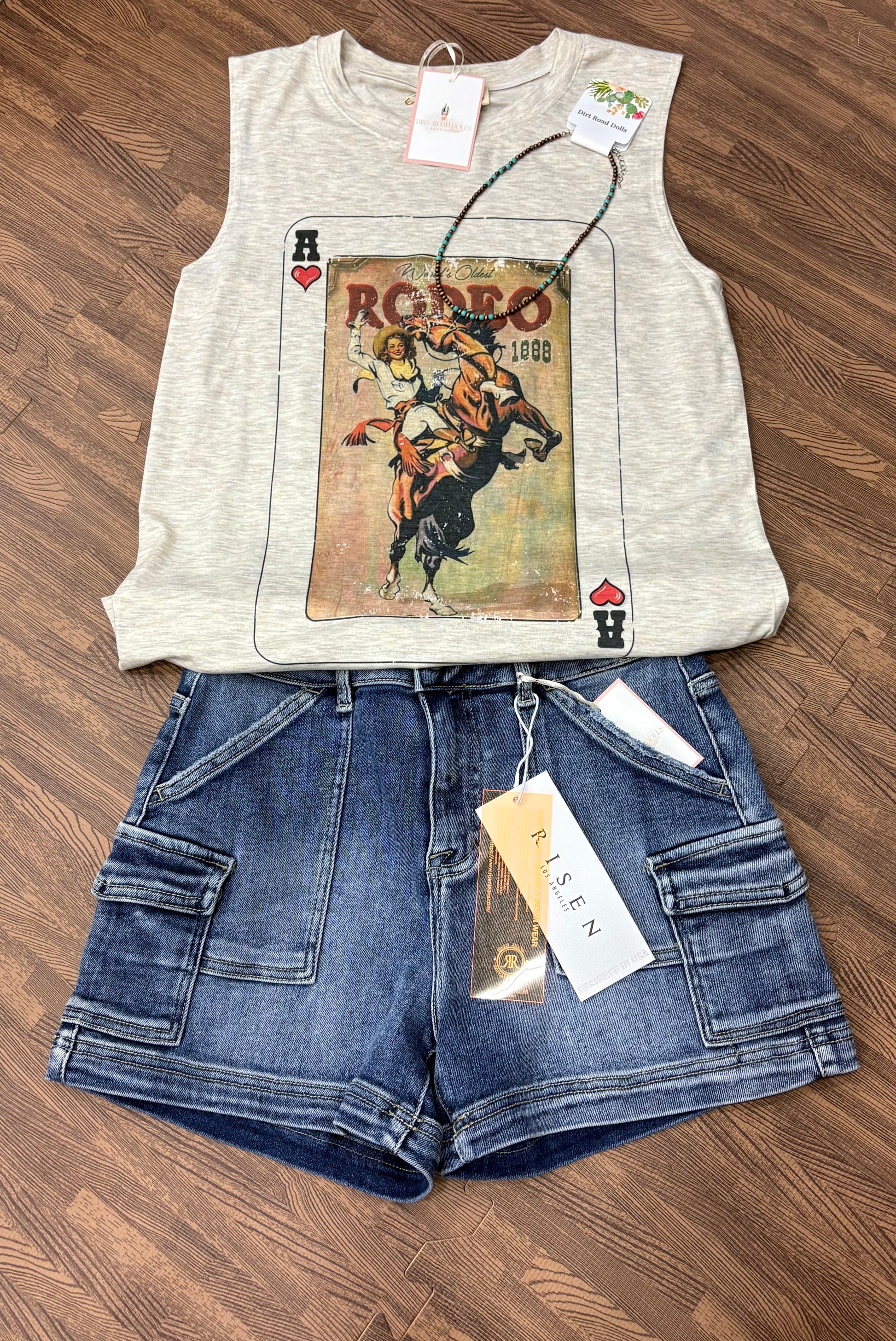 The Lula Sleeveless Top in oatmeal features a relaxed fit with a bold vintage rodeo playing card graphic on the front. Sleeveless and breathable, it’s styled for casual western flair and pairs effortlessly with denim.