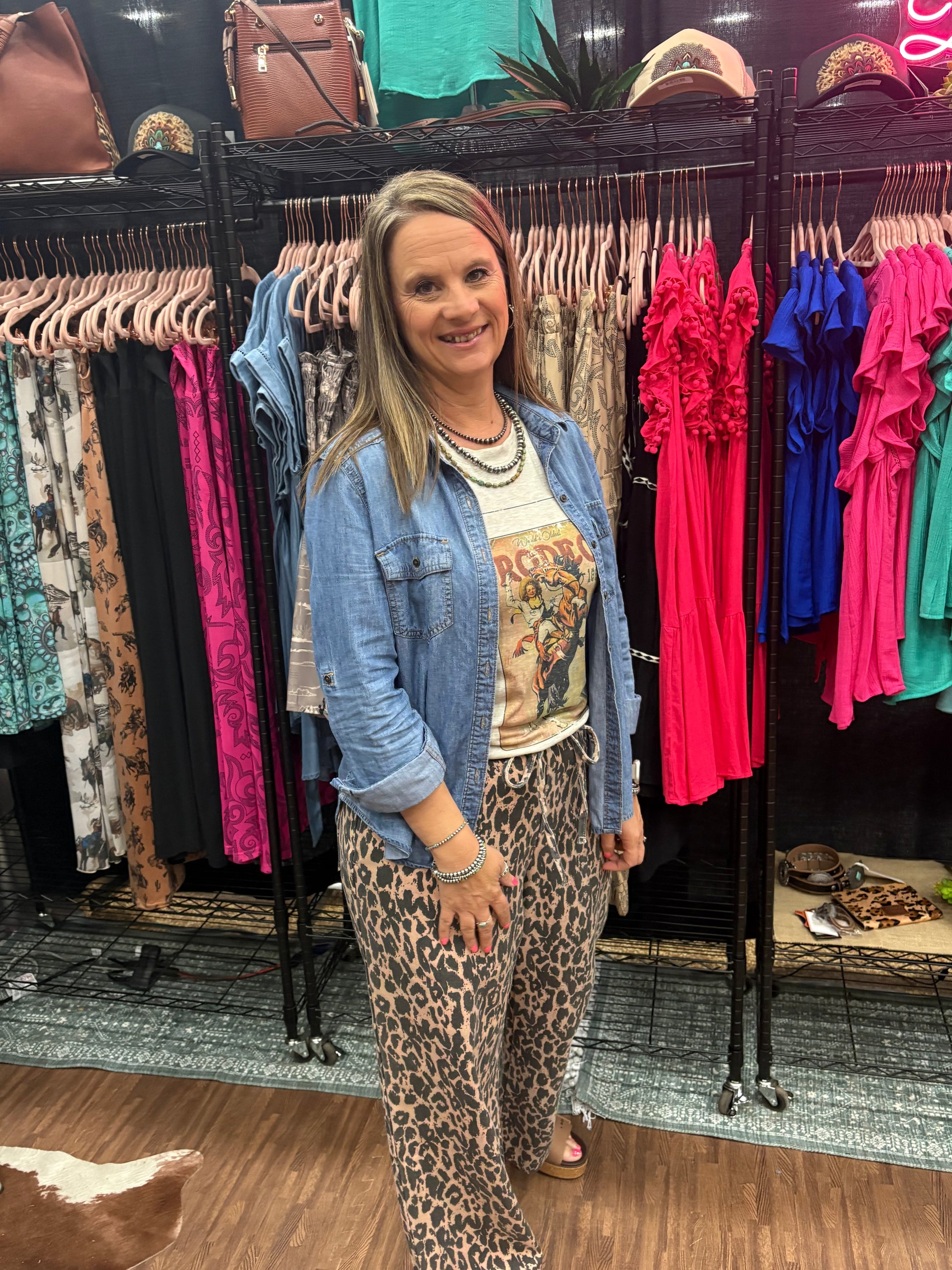 The Lula Sleeveless Top in oatmeal features a relaxed fit with a bold vintage rodeo playing card graphic on the front. Sleeveless and breathable, it’s styled for casual western flair and pairs effortlessly with denim.