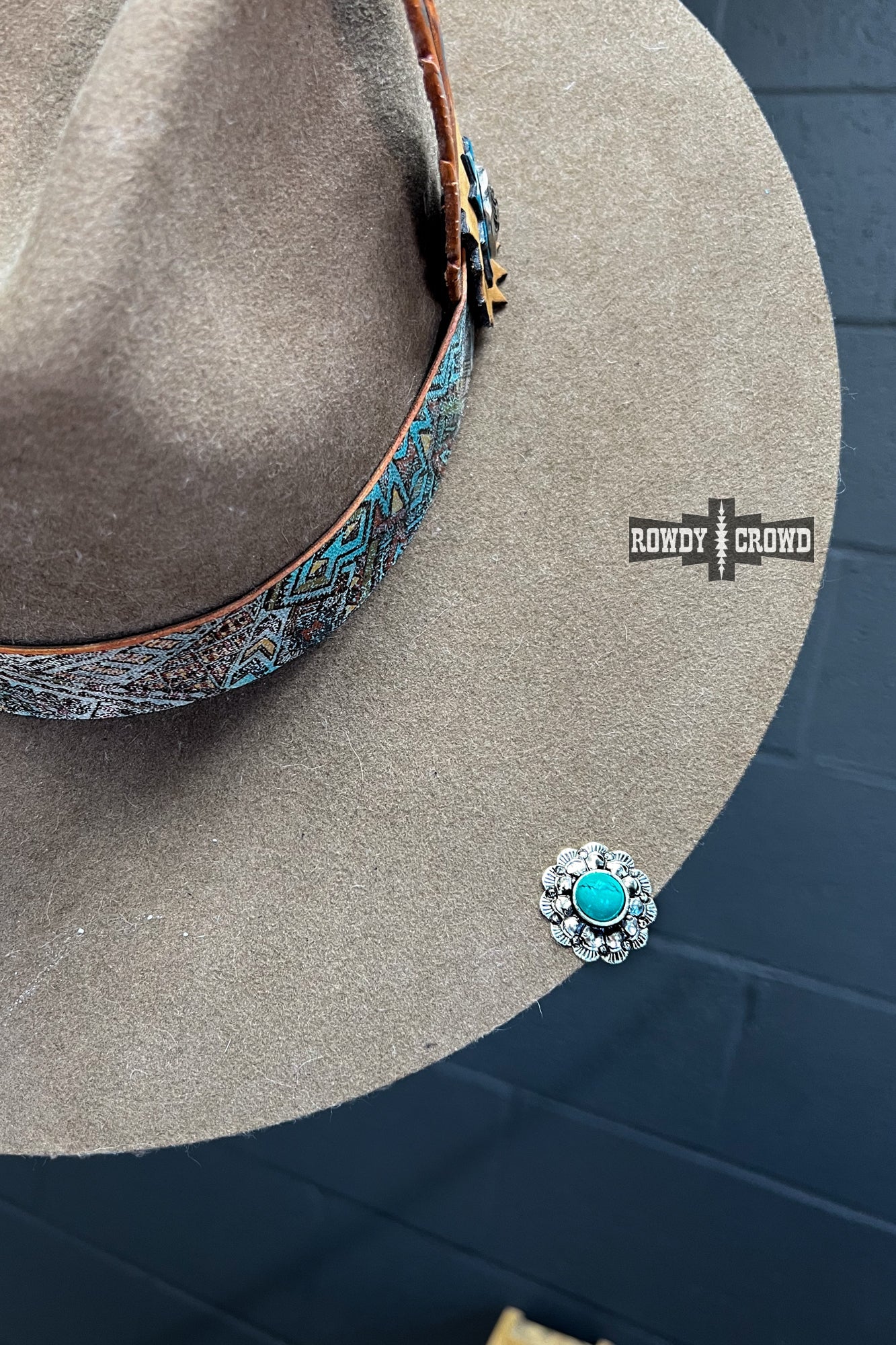 scalloped silver concho hat pin with turquoise stone